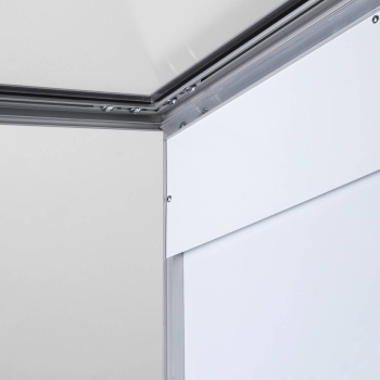 Gablota na menu z panelem na logo