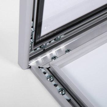 Gablota na menu z panelem na logo